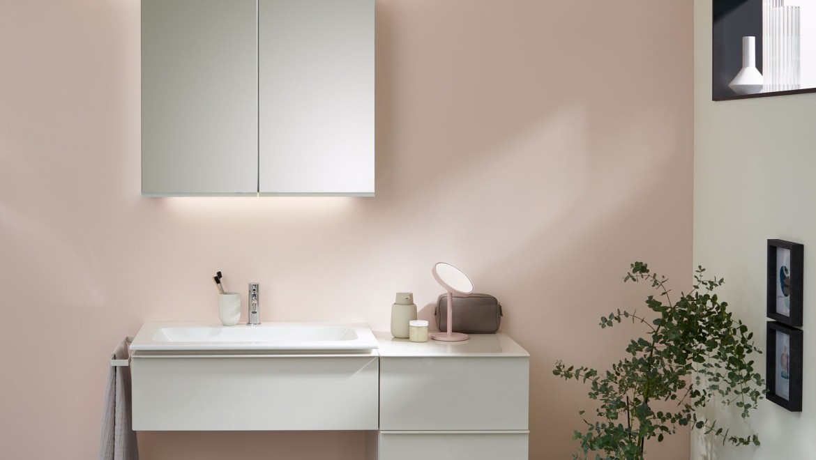 iCon serijos vonios kambario produktai su Option Plus veidrodine spintele (© Geberit)