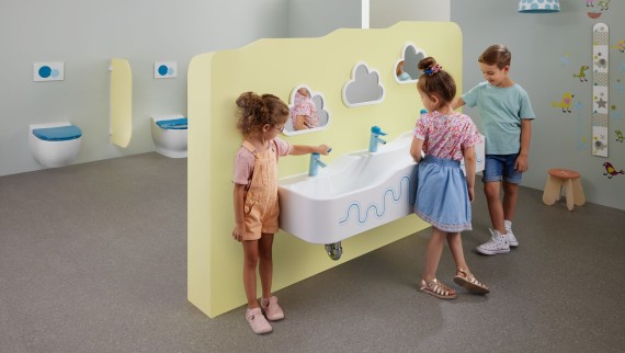 Vaikai, žaidžiantys sanitarinėse patalpose su Geberit Bambini priedais Vaikai, žaidžiantys sanitarinėse patalpose su Geberit Bambini priedais