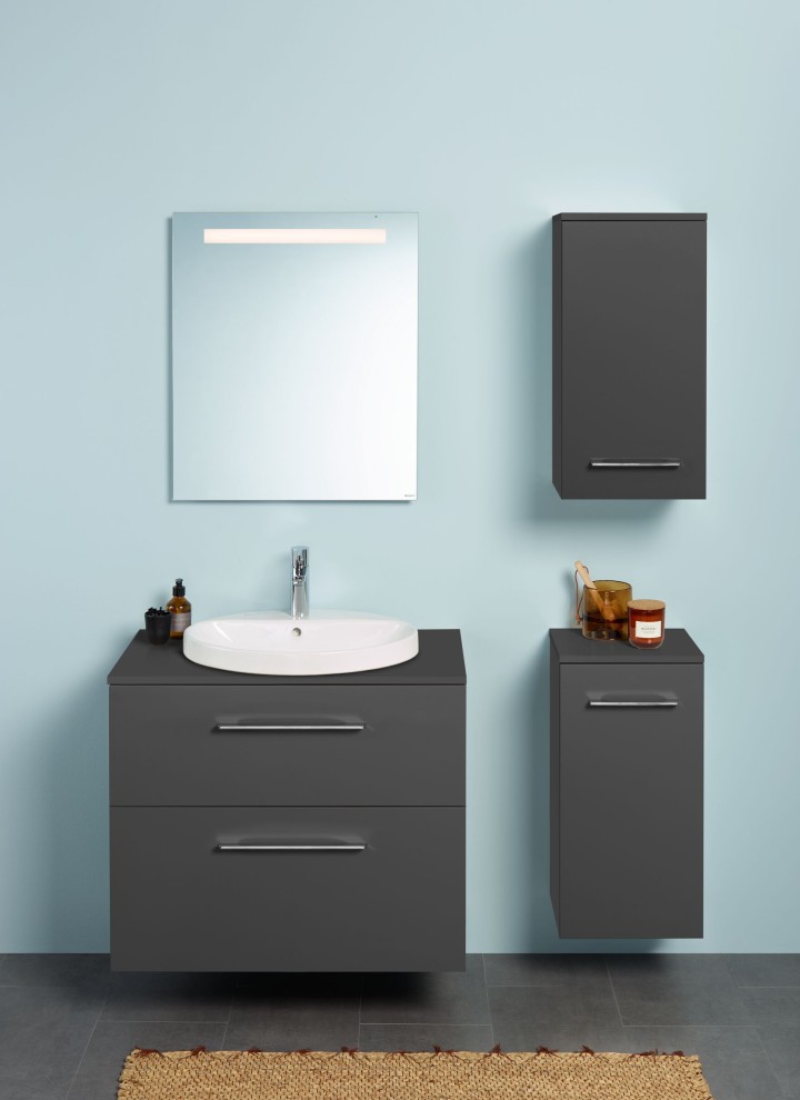 40 cm pločio Option Basic veidrodis su Selnova serijos vonios kambario produktais (© Geberit)