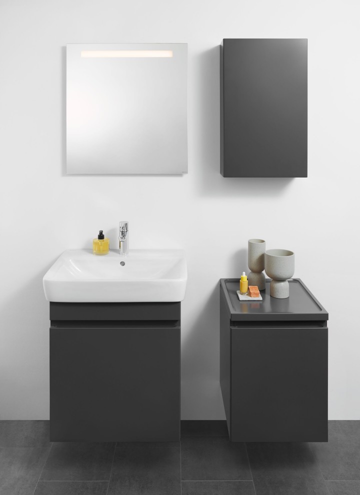 60 cm pločio Option Basic veidrodis su Renova serijos vonios kambario produktais (© Geberit)