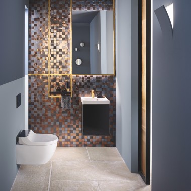 Geberit AquaClean Tuma Comfort WC puodas su apiplovimo funkcija, esantis Geberit Acanto vonios kambaryje