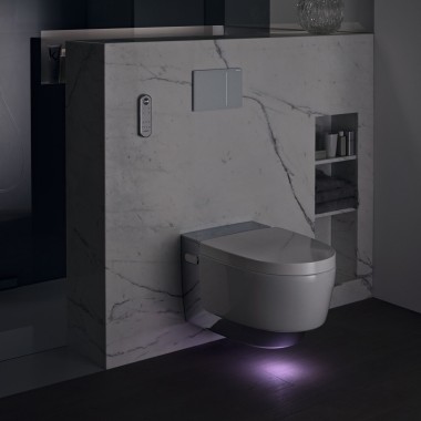 Geberit AquaClean Mera Comfort su chromo spalvos su orientacine šviesa (© Geberit)