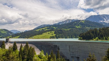 Užtvanka, skirta gaminti elektros energiją iš atsinaujinančios hidroenergijos (©wirestock/Freepik)