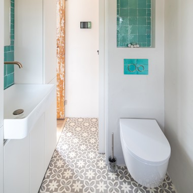 Viskas, ko gali reikėti mažam vonios kambariui: Geberit WC puodas, vandens nuleidimo mygtukas ir pastatomas praustuvas. (© Chiela van Meerwijk)