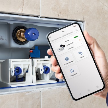 Setting up the Geberit HS05 hygiene flush unit with the Geberit Control app (© Geberit)